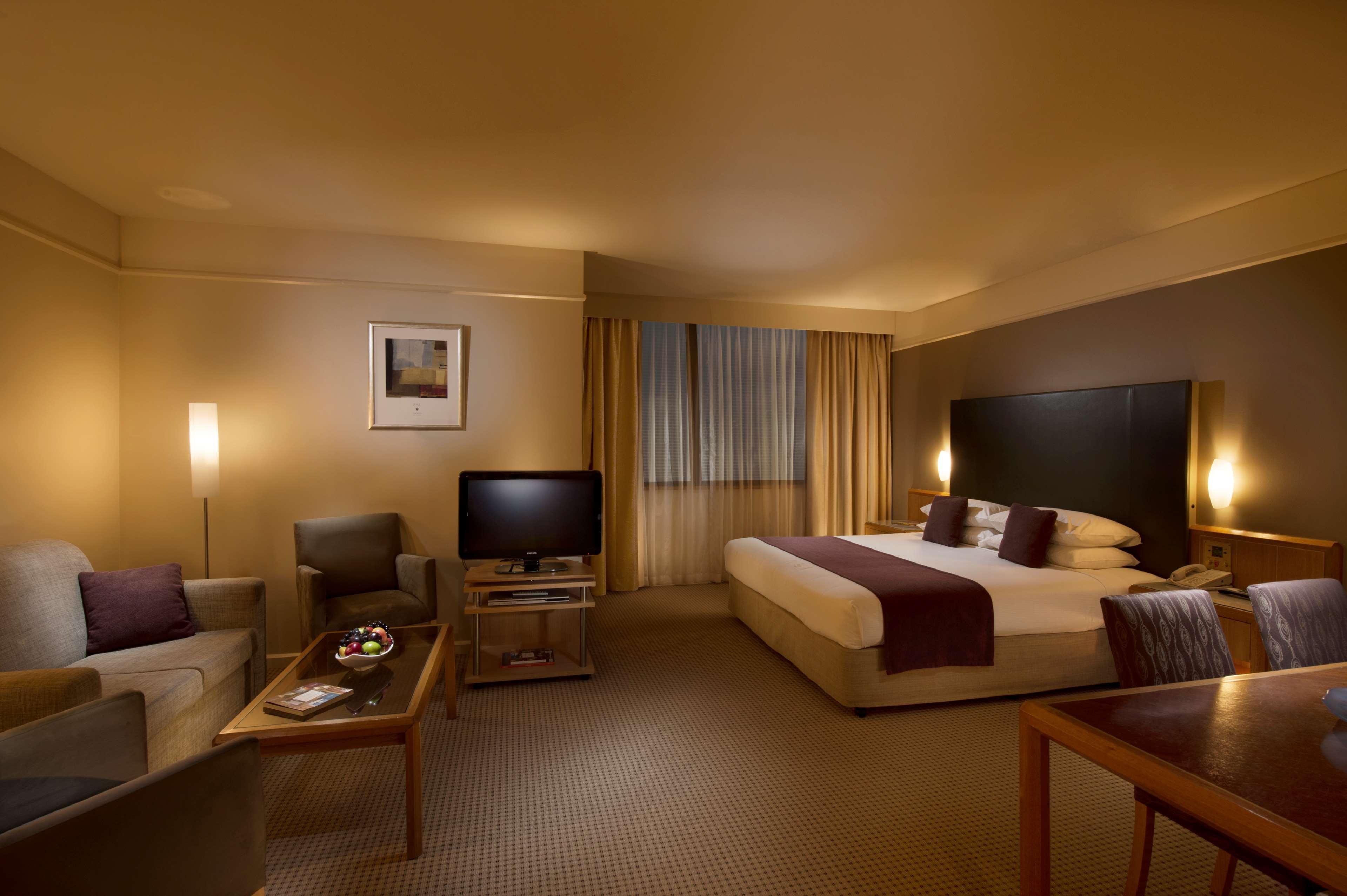Hotel Stamford Plaza Adelaida Habitación foto A suite at the Crowne Plaza Hotel, Parramatta, Australia