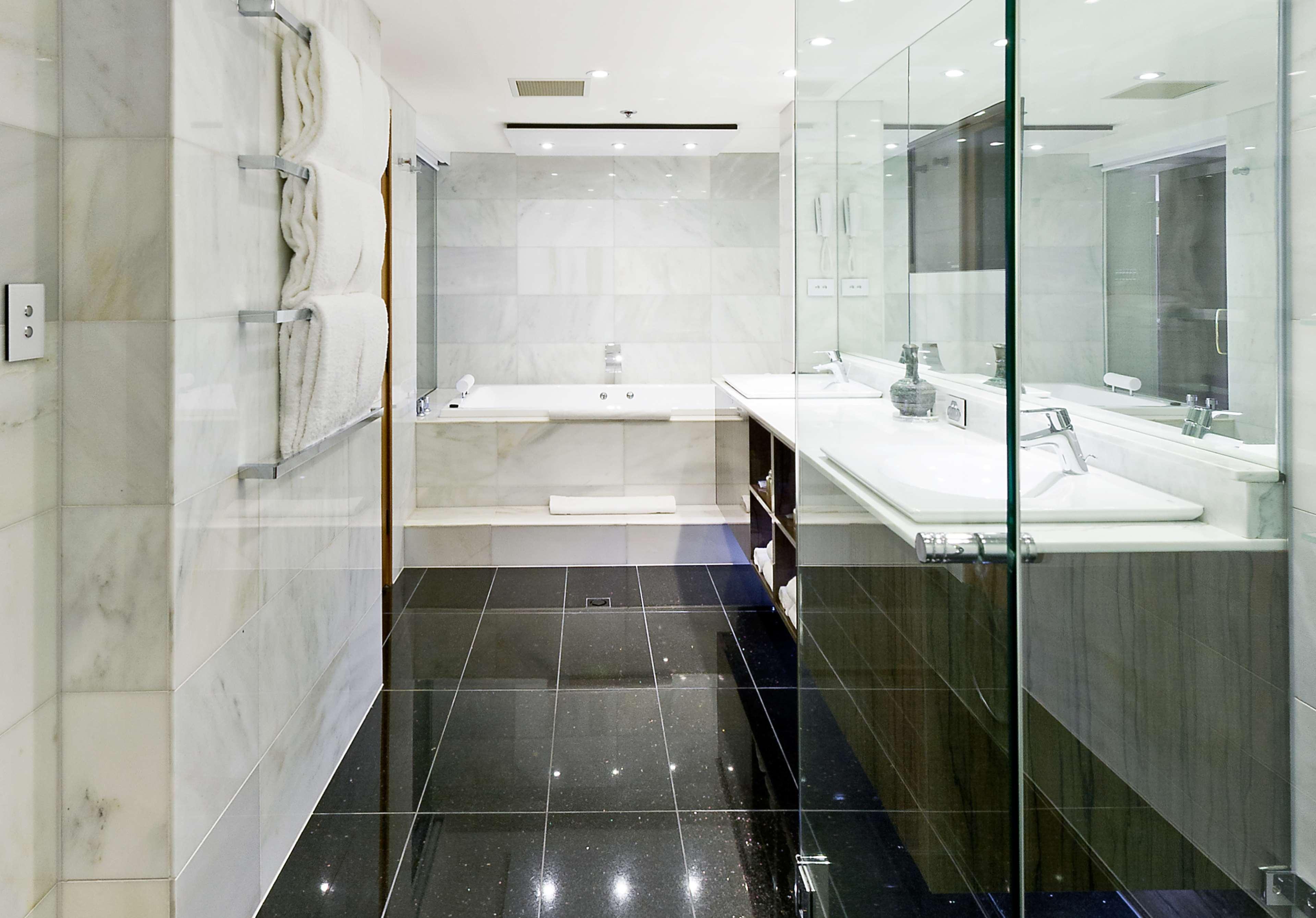 Hotel Stamford Plaza Adelaida Exterior foto A modern bathroom
